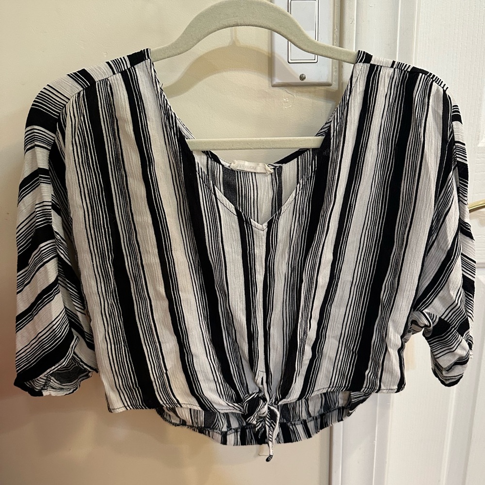 Black/White Stripped V-Neck Crop Top - Size M
